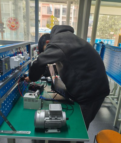 成都匠人组合工业机器人plc技能培训中心轮播2