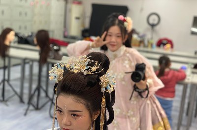 艺丽教育美妆学校轮播1