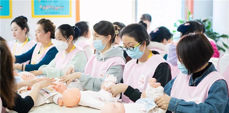 成都亮英堂母婴护理培训学校轮播5