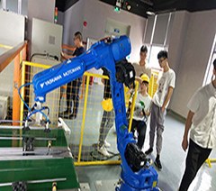 广东汇邦工业机器人学院轮播4