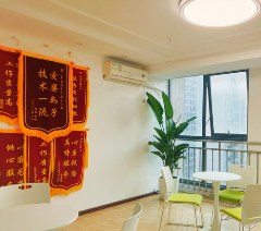芽宝月嫂育儿嫂培训学校轮播1
