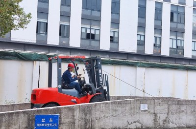 张家港佳成职业培训学校轮播4
