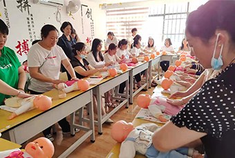 芽宝月嫂育儿嫂培训学校轮播3