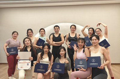 南京柒玥瑜伽连锁学校轮播4