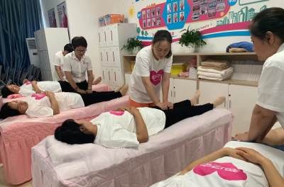北京爱月宝家政服务培训中心轮播3