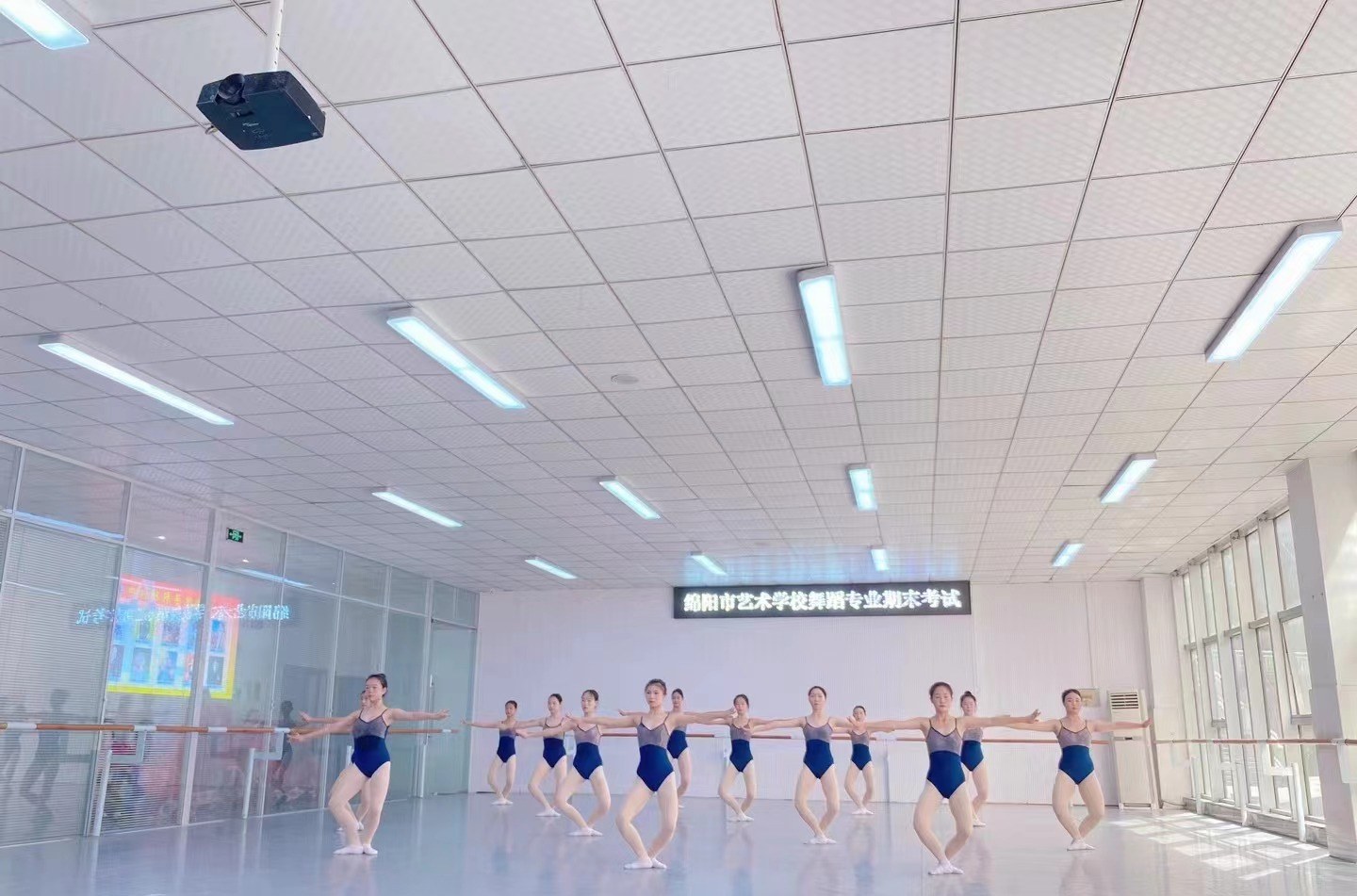 成都巅峰舞蹈学校轮播5
