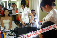 贵阳形象1+1化妆美甲培训轮播1