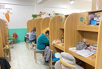 青岛前程寄宿考研培训学校轮播3