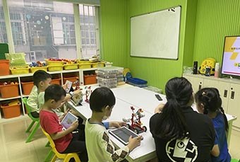 广州逻思乐机器人轮播5
