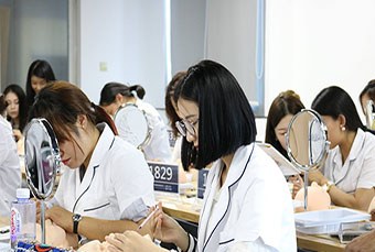 广州桦荣美校轮播4