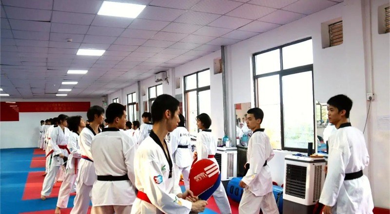 深圳市格睿特高级中学轮播1